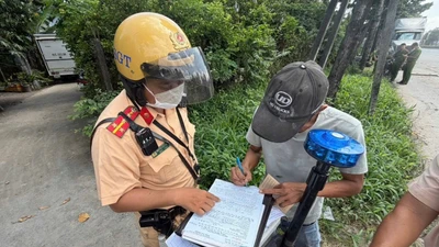 CSGT xử lý hơn 15 tài xế container vi phạm nhờ camera trong buồng lái