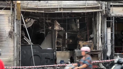 “Biển lửa” thiêu rụi cửa hàng nội thất ở TP HCM