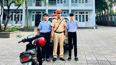 Lá thư của 2 nam sinh sau chuyến đến trường bằng… xe CSGT