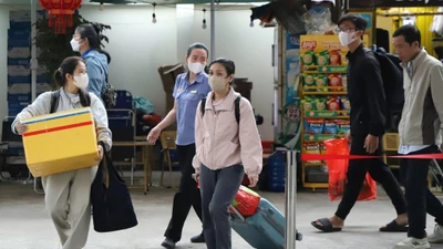 Khách đi tàu 1 phen khốn đốn sau sự cố sa lan đâm cầu Ghềnh