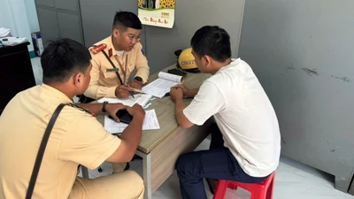 Xả thẳng nước thải xuống đường, tài xế xe rác bị phạt nặng