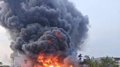 Khói đen bốc cao trong vụ cháy tại nhà máy giấy cũ Sài Gòn