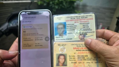 Cảnh sát giao thông TP HCM tất bật giúp dân đổi GPLX giấy sang thẻ PET