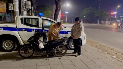 Hành động đẹp của đội trưởng CSGT giúp dân giữa đêm khuya