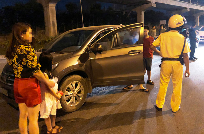 CSGT đã đón taxi để người vi phạm đưa vợ và 2 con nhỏ về nhà an toàn trong đêm khuya.