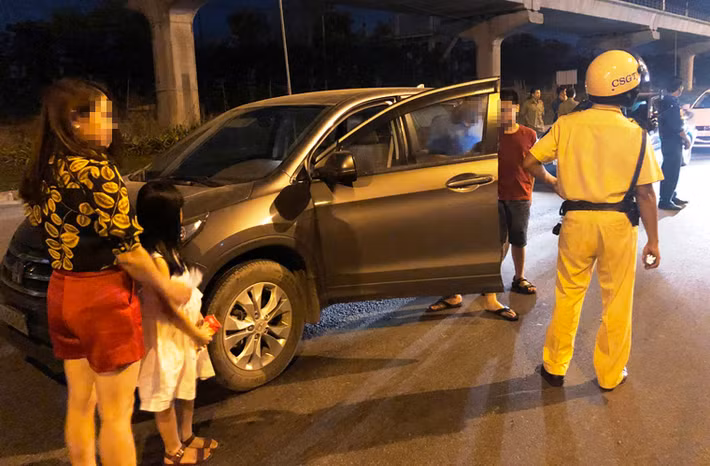 CSGT đã đón taxi để người vi phạm đưa vợ và 2 con nhỏ về nhà an toàn trong đêm khuya.