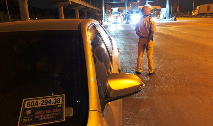 Một trường hợp khác, người đàn ông lái ô tô của một công ty bảo hiểm có trụ sở ở Đồng Nai, trên kính xe có dán giấy "ra vào trụ sở khối Nhà nước tỉnh Đồng Nai" được phát hiện vi phạm nồng độ cồn.