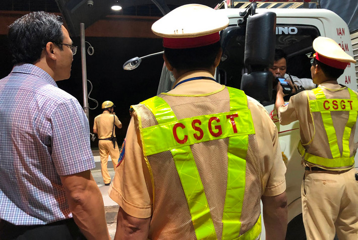 Ngay khi vừa đáp chuyến bay từ Hà Nội vào TP HCM công tác, ông Khuất Việt Hùng đã đến ngay hiện trường nơi tổ công tác Đội CSGT Rạch Chiếc đang kiểm tra nồng độ cồn, test nhanh ma túy đối với tài xế ô tô, xe khách, xe tải, container... trên xa lộ Hà Nội