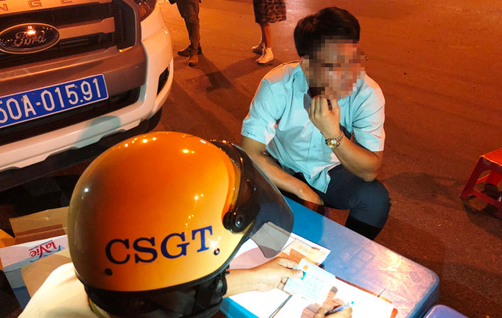 Người vi phạm cho biết, anh ta có uống bia trong tiệc tất niên. Các hành vi vi phạm nồng độ cồn ngoài việc bị xử phạt lên đến 7,5 triệu đồng, còn bị tạm giữ phương tiện 7 ngày, tước giấy phép lái xe 4 tháng.
