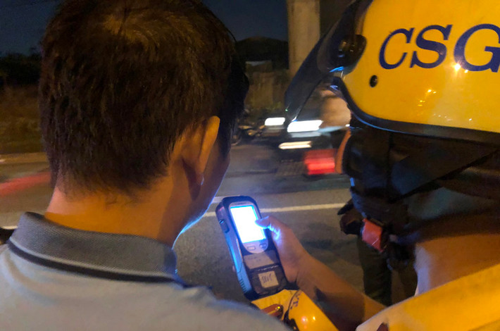 Người đàn ông dù đã uống rượu bia nhưng vẫn liều lĩnh lái ôtô chở vợ và 2 con nhỏ lưu thông trên Xa lộ Hà Nội.