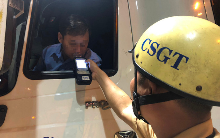 Tài xế hợp tác với tổ chuyên đề CSGT.