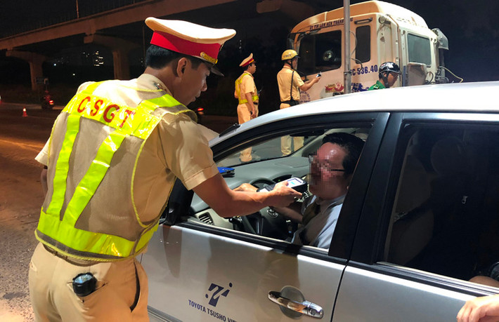 Hầu hết các lái xe cơ giới khi lưu thông qua chốt kiểm soát đều được kiểm tra nồng độ cồn.
