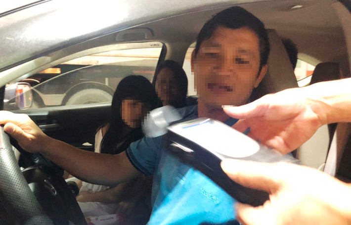Tuy nhiên, lực lượng chức năng đã phát hiện nhiều trường hợp người sử dụng ô tô cá nhân vi phạm nồng độ cồn và những trường hợp này đều cho biết, có đi ăn nhậu trong tiệc tất niên. 