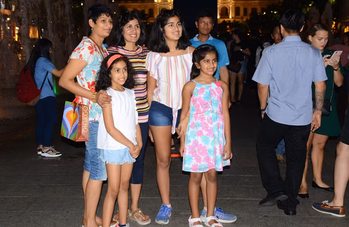 Người nước ngoài vô cùng thích thú được hòa mình vào không khí Giáng sinh ở Sài Gòn.