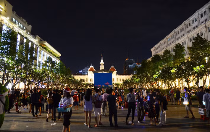 Rất đông người dân, cũng như du khách từ khắp các nước đến du lịch TP HCM, đổ về vui chơi tại phố đi bộ Nguyễn Huệ trong đêm Giáng sinh.