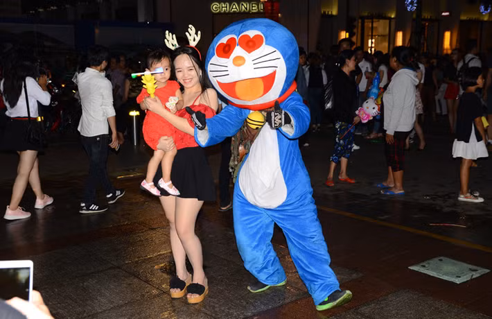 Nhiều con vật đáng yêu của trẻ nhỏ "bước ra" từ thế giới phim hoạt hình và vui chơi, chụp ảnh cùng các em nhỏ trong đêm Giang sinh trên phố đi bộ Nguyễn Huệ.