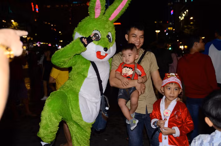 Trẻ nhỏ thích thú chụp ảnh cùng những con vật trong chuyện cổ tích, phim hoạt hình.