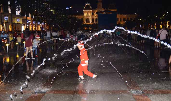 Trẻ em thích thú vui đừa bên đài phun nước.