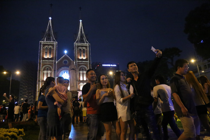 Hàng nghìn người đổ về khu vực Nhà thờ Đức Bà để đón Giáng sinh sớm.