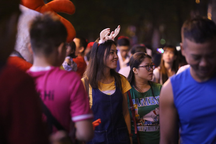 Nụ cười hạnh phúc của các bạn trẻ khi đón Noel trong thời tiết mát mẻ về đêm ở Sài Gòn.