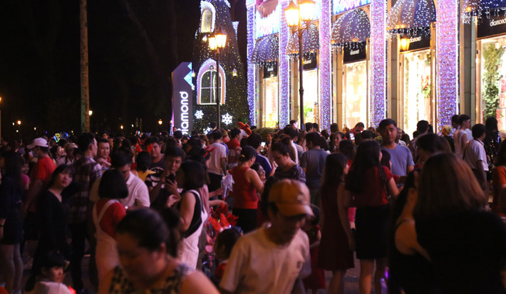 Đến nửa đêm, dòng người vẫn còn ùn ùn đổ về các khu vui chơi ở trung tâm TP vui Giáng sinh.