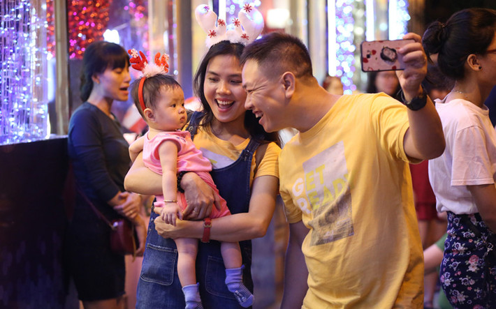 Hàng nghìn người đã đổ về trước sảnh các trung tâm thương mại để dạo chơi và "check in" mùa Noel.