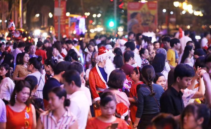 Tại các trung tâm thương mại, nhà thờ ở trung tâm thành phố đều trang trí Noel rực rỡ sắc màu.