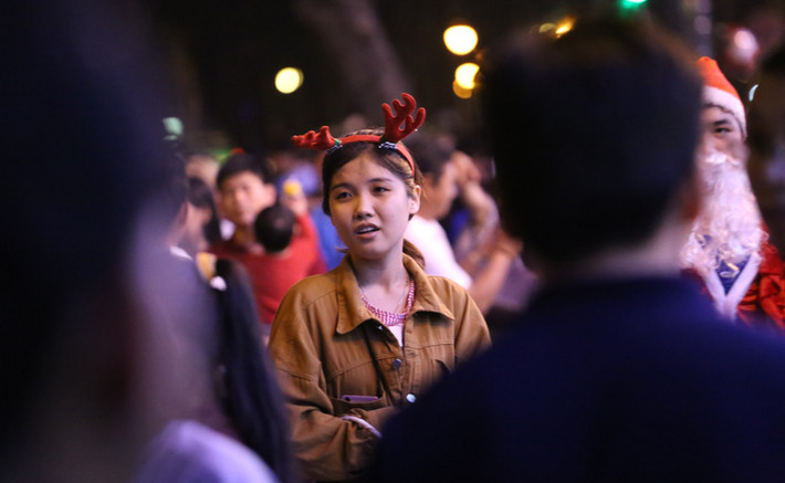 Đêm trước Giáng sinh, trung tâm TP HCM đã đông kín người xuống phố vui chơi.
