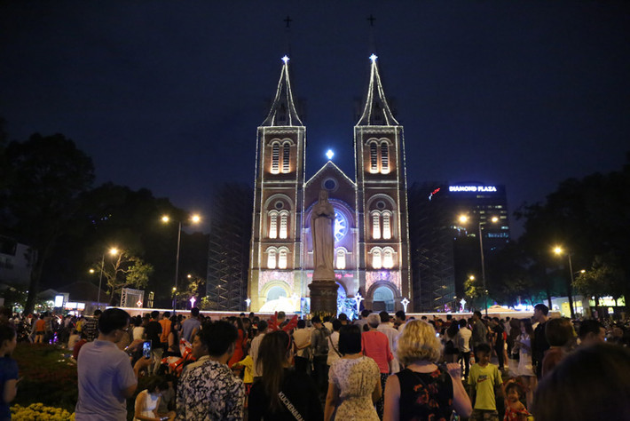 Tại Nhà thờ Đức Bà (quận 1), mặc dù đang được trùng tu nhưng bên ngoài vẫn trang trí đèn hoa lung linh rực rỡ mừng Chúa Giáng sinh.