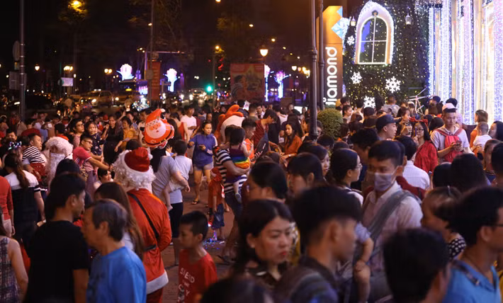 Các khu vui chơi, giải trí; Trung tâm thương mại đông nghẹt người trong đêm Giáng sinh.