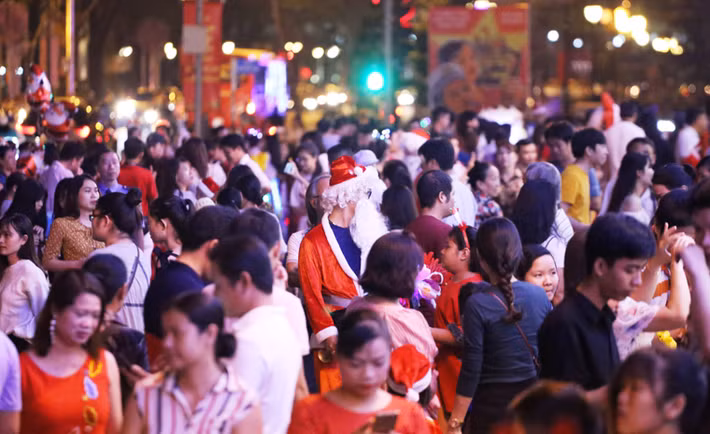 Càng về khuya, lượng người xuống đường đón Giáng sinh càng thêm đông đúc.