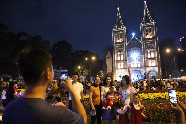 Nhà thờ Đức Bà rực rỡ đèn hoa trong đêm Chúa Giáng sinh.