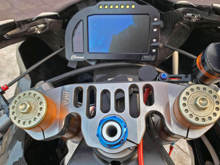 Xe sở hữu ghi-đông bằng nhôm CNC đến từ thương hiệu IMA, cụm công tắc CNC Racing và đồng hồ hàng hiệu I2M Chrome của xe đua SBK. Ngoài việc hiển thị các thông số thông thường, đồng hồ I2M Chrome còn hiển thị thời gian hoàn thành vòng đua và còn có thể hiển thị như một màn hình khi kết nối với camera. Tại châu Âu, đồng hồ I2M Chrome có giá 1.000-2.000 euro.