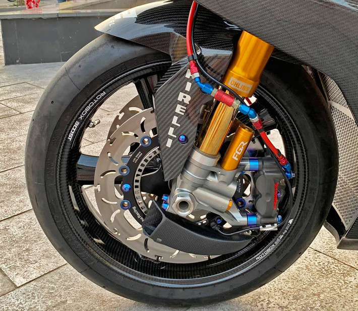 Tương phản với tone màu tối của dàn áo carbon là giảm xóc hàng hiệu Ohlins FGR-300 nhiều cấp chỉnh với bình khí rời. Tại Việt Nam, giảm xóc này có giá trên 265 triệu. Hệ thống phanh gồm đĩa phanh Alpha Racing và kẹp phanh Brembo. Xe cũng được trang bị hai khe hút gió tản nhiệt bằng sợi carbon bên cạnh đĩa phanh. Không nhiều mẫu môtô ở Việt Nam sở hữu hệ thống tản nhiệt phanh này.