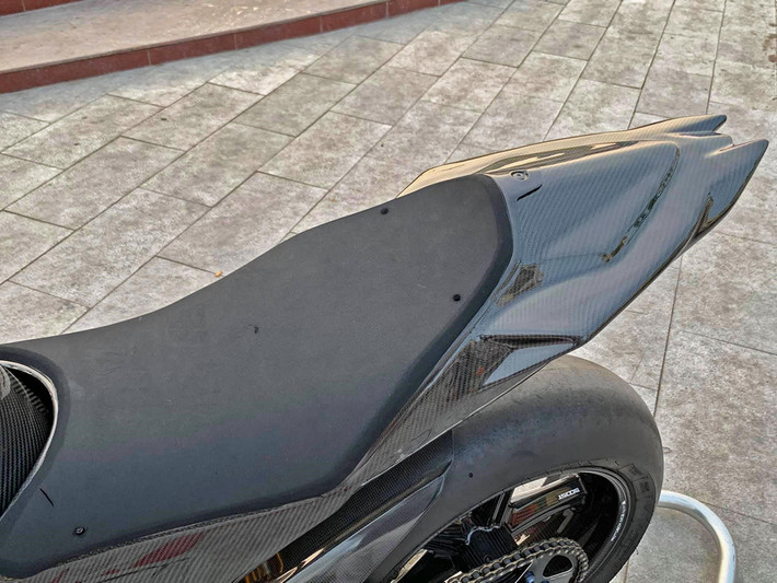 Yên xe dạng yên đơn với phần đuôi xe vuốt nhọn. Khác với các loại yên đơn thường thấy, yên đơn trên bản độ này được kéo dài hơn, mang đến sự cân đối cho chiếc BMW S1000RR.