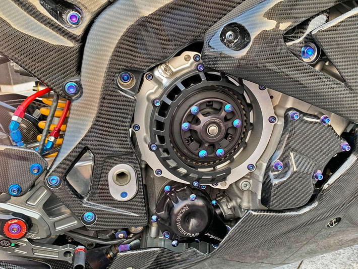 ''Cá mập'' được trang bị bộ nồi khô từ thương hiệu STM. Nồi khô luôn là lựa chọn của các mẫu xe đua tại MotoGP vì nó đẩy nhanh gia tốc hơn và chiếc xe nhanh chóng đạt công suất tối đa hơn so với nồi ướt truyền thống. Tuy nhiên, đây không phải là chiếc S1000RR đầu tiên sở hữu bộ nồi khô vì chiếc đầu tiên thuộc về một biker Cần Thơ.