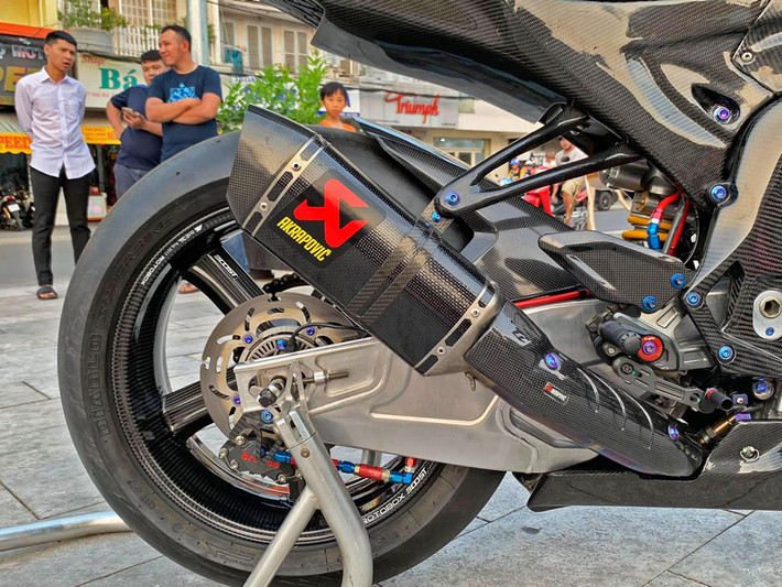BMW S1000RR được trang bị hệ thống ống xả full system Akrapovic Carbon dành xe đua SBK. Thương hiệu Akrapovic được biết đến với tiếng nổ uy lực, riêng phiên bản Carbon cho âm thanh trầm ấm hơn. Vì ống xả này chỉ dành cho xe đua nên xe phải tháo phần gác chân sau và thay bằng giá treo riêng biệt, đồng nghĩa với việc nó chỉ phù hợp cho 1 người