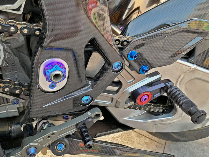 Ấn tượng đầu tiên về bản độ này là dàn áo hoàn toàn bằng carbon của hãng Alpha Racing dành cho xe SBK trị giá hơn 5.000 euro. Dàn áo này bao gồm bộ quây gió, bình xăng, ốp khung sườn, chắn bùn trước/sau. Vốn dành cho xe đua nên dàn áo carbon này phủ kín cả cụm đèn chiếu sáng và cụm đèn hậu. Ngoài việc giảm đáng kể khối lượng cho xe, dàn áo này còn tăng vẻ cứng cáp và bắt mắt cho chiếc superbike.