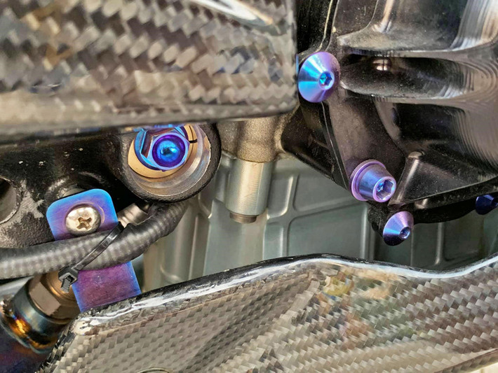 Đi kèm với cặp mâm là bộ gắp bằng nhôm của thương hiệu Suter đến từ Thụy Sỹ có giá gần 9.000 USD. Những tín đồ môtô nhớ đến thương hiệu Suter nhờ chiếc siêu môtô 2 thì MMX 500 có giá gần 125.000 USD.