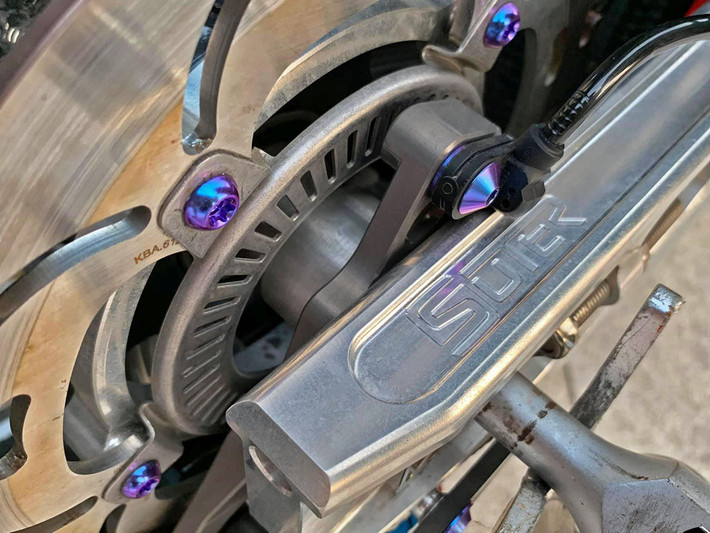 Tone sur tone với dàn áo carbon là cặp mâm đến từ thương hiệu Rotobox cũng bằng carbon. Cùng với OZRacing và Marchesini, Rotobox là thương hiệu mâm độ được các dân chơi môtô tại Việt Nam ưa chuộng. Một cặp mâm đến từ thương hiệu này có giá trên 4.000 USD.