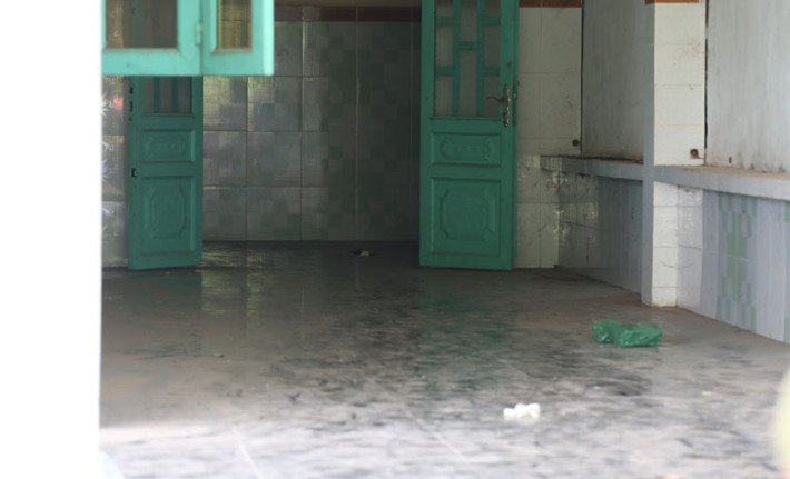 Cảnh tượng bên trong căn nhà, nơi phát hiện thùng phuy có thi thể người vùi trong bêtông.