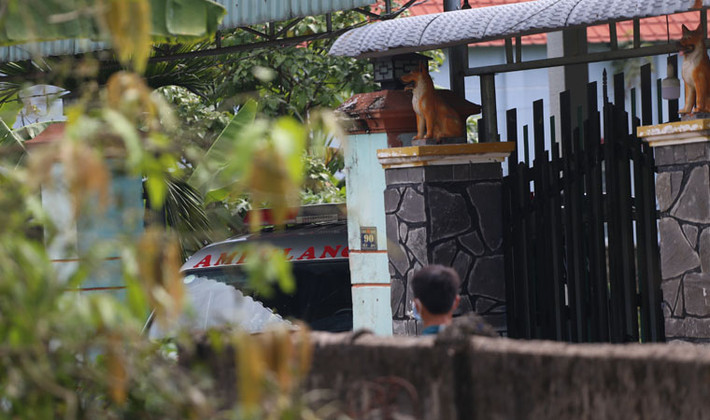 Căn nhà số 90, tổ 3, ấp 5, xã Hưng Hòa, huyện Bàu Bàng, tỉnh Bình Dương, nơi phát hiện thi thể 2 nạn nhân nam giới, từng được một người phụ nữ tên Thanh thuê từ tháng 10/2018. Cứ 3 tháng người phụ nữ này đến gặp chủ nhà trả tiền thuê một lần. 