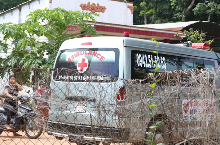 Xe cứu thương đến đưa thi thể các nạn nhân rời khỏi hiện trường. Mùi hôi thối từ tử thi vẫn còn nồng nặc.