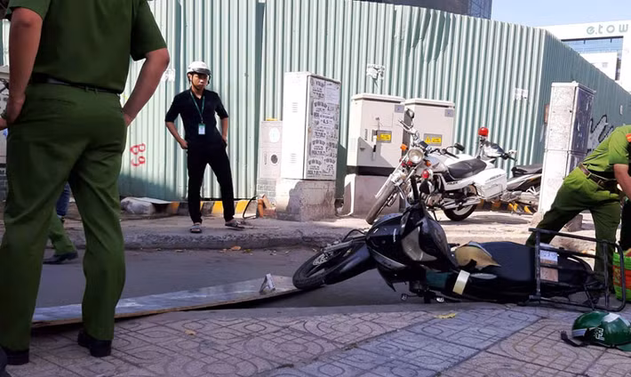 Theo nhiều người chứng kiến, thời điểm miếng ván rơi xuống đường có rất nhiều người đi xe máy tháo chạy trong hoảng loạn.