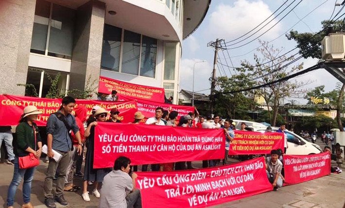 Từ những ngày cuối tháng 3/2019 đến nay, rất đông khách hàng trót mua nhà tại dự án An Sinh (dự án Asa Light, đường số 17, phường 4, quận 8, TP HCM) đã bỏ công việc làm ăn liên tục kéo đến trụ sở UBND quận và chủ đầu tư dự án là Công ty TNHH MTV Dịch vụ Công ích Quận 8 và Công ty TNHH Sản xuất thương mại dịch vụ Thái Bảo để "đòi nhà”.
