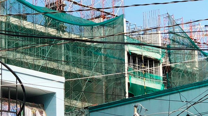 Gần đây, dự án chính thức dừng thi công, trong khi khách hàng đã đóng tiền cho chủ đầu tư khá nhiều. Theo các khách hàng, dự án này phục vụ chương trình tái định cư và nhà ở xã hội. Sau khi xây dựng đến giai đoạn 2 của dự án thì công trình này bất ngờ dừng thi công.