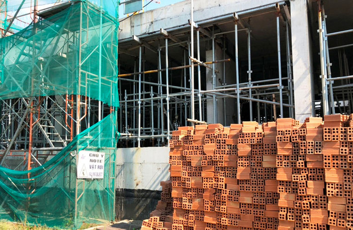 Cảnh ngổn ngang bên trong công trình dự án từng được Công ty Thái Bảo rao bán là khu nhà ở hiện đại, tiện ích bậc nhất tại khu vực.