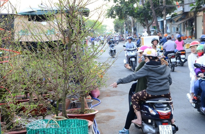 Không khí mua bán ở bến Bình Đông đã tấp nập.