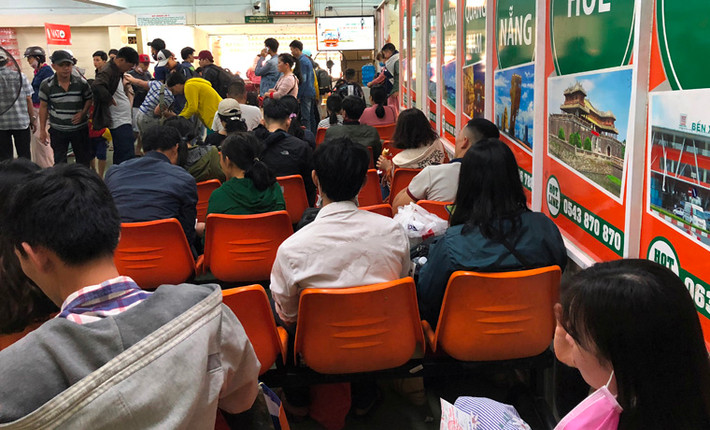 Theo ghi nhận của PV Kiến Thức, từ sáng sớm đến tận xế chiều cả khu vực bên ngoài và trong bến xe miền Đông đều đông kín người.
