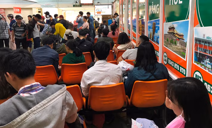 Theo ghi nhận của PV Kiến Thức, từ sáng sớm đến tận xế chiều cả khu vực bên ngoài và trong bến xe miền Đông đều đông kín người.